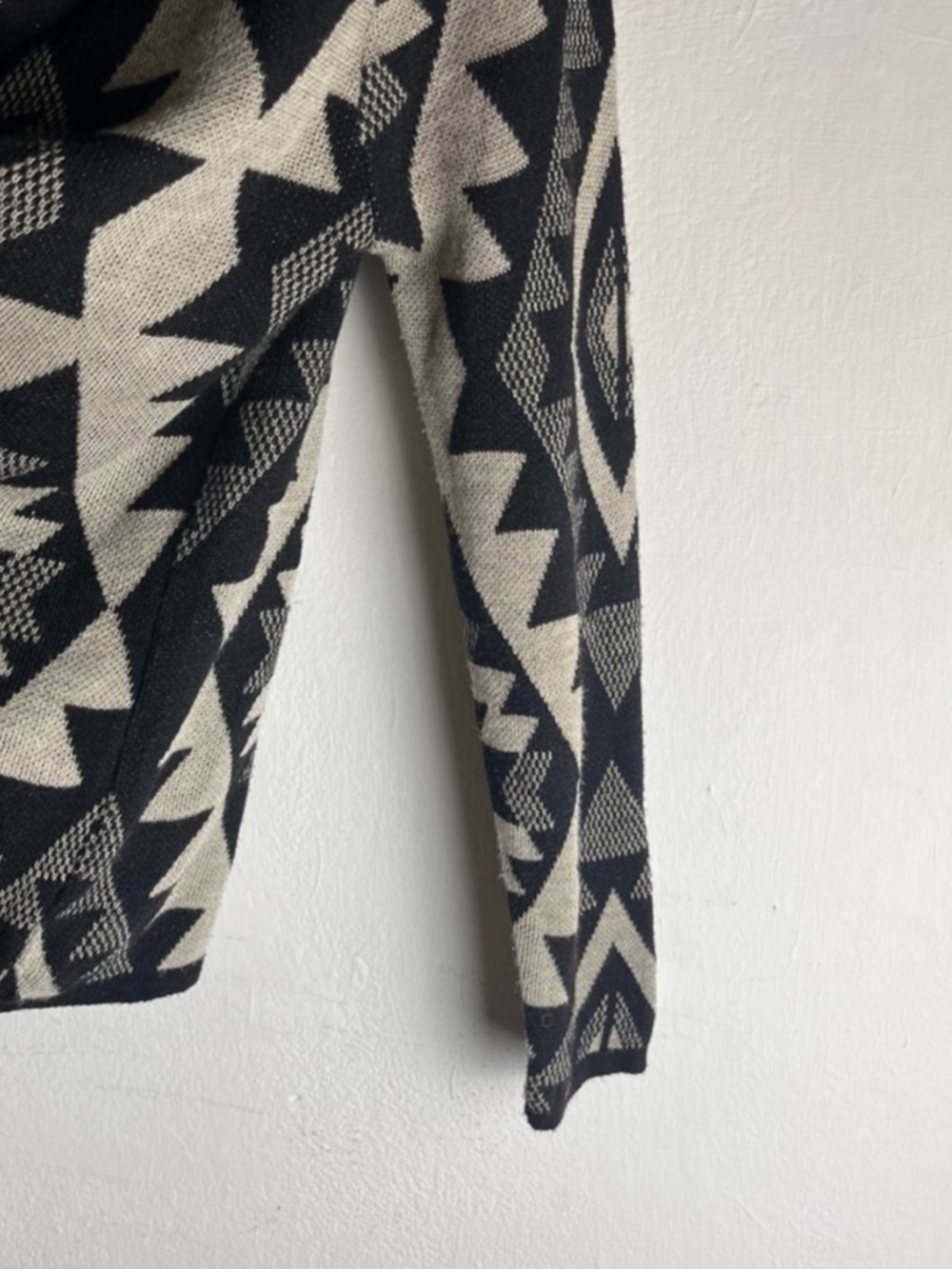 A KNITCH ABOVE Aztec Cardigan - Picture 6 of 10